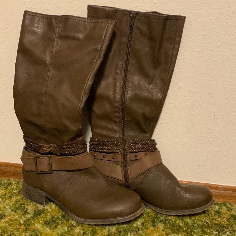 Boots - Picture 1 of 2